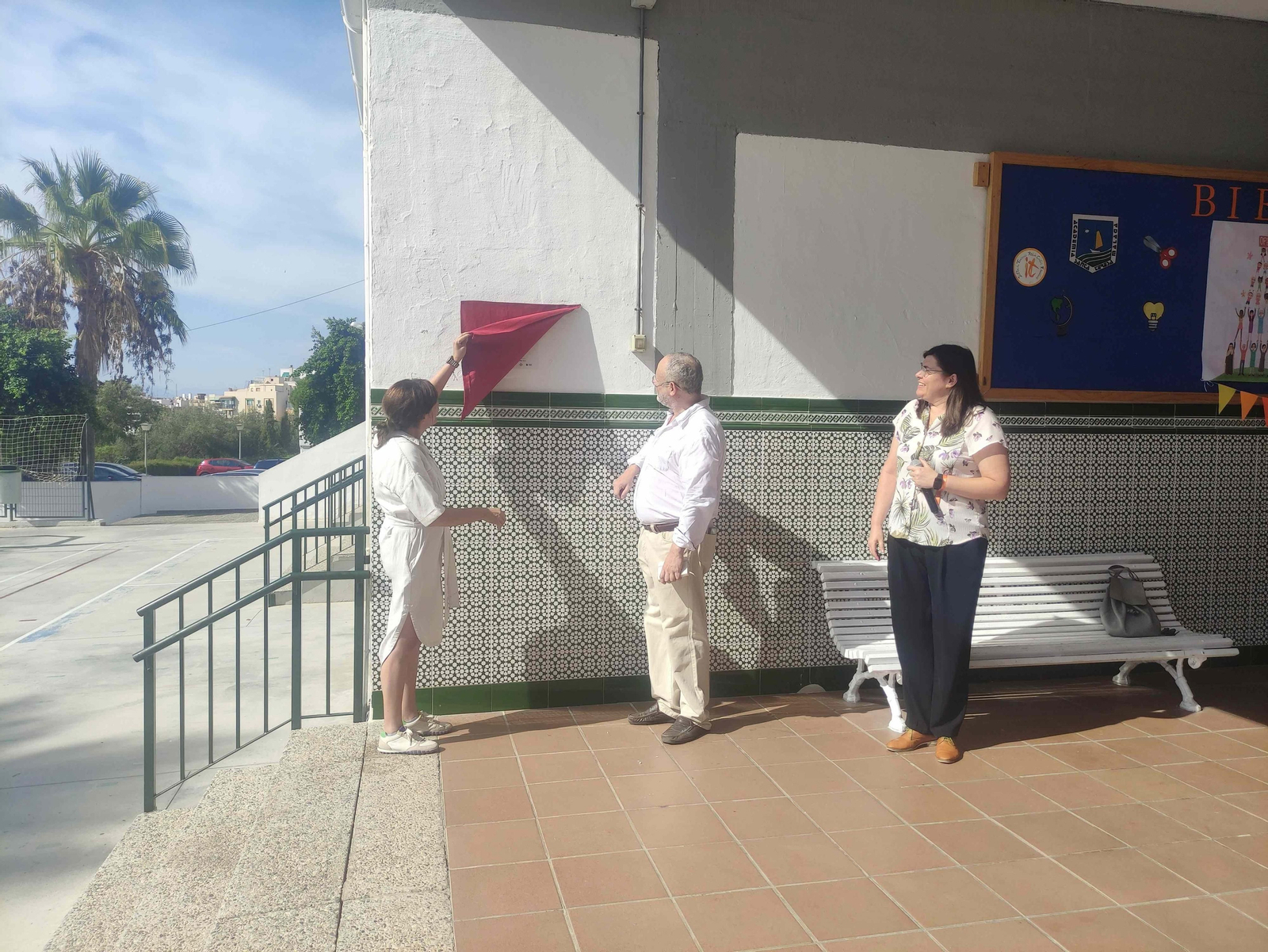 Momento en el que se ha descubierto placa de la Fundación Docomomo Ibérico para acreditar su valor patrimonial. Momento en el que se ha descubierto placa de la Fundación Docomomo Ibérico para acreditar su valor patrimonial.