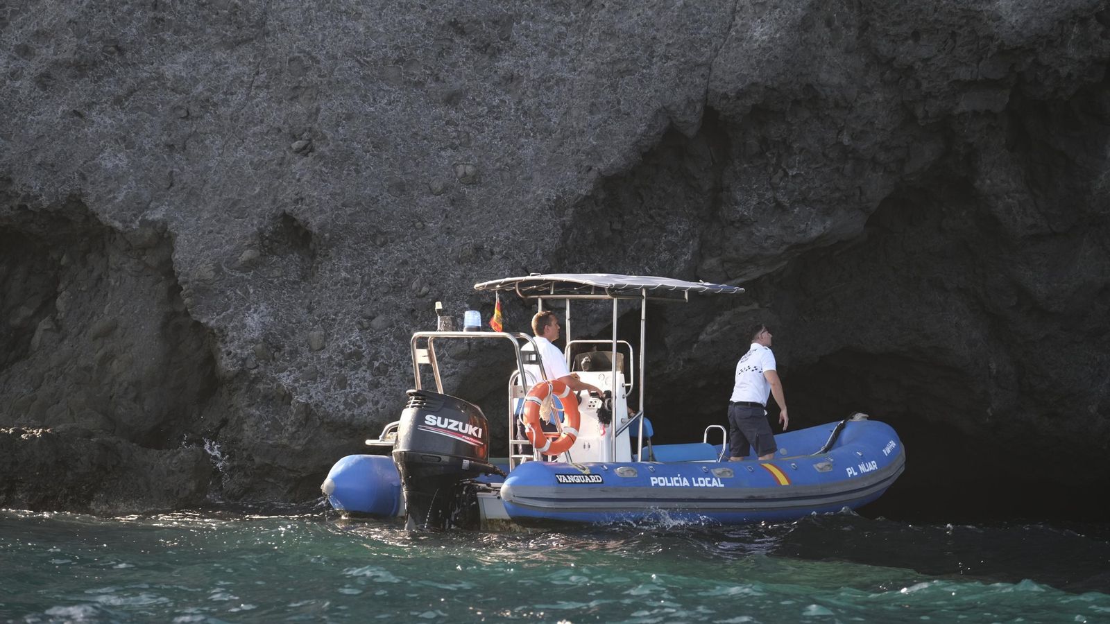 Los agentes suelen inspeccionar cuevas y calas en busca de embarcaciones, petacas y fardos de las mafias Los agentes suelen inspeccionar cuevas y calas en busca de embarcaciones, petacas y fardos de las mafias