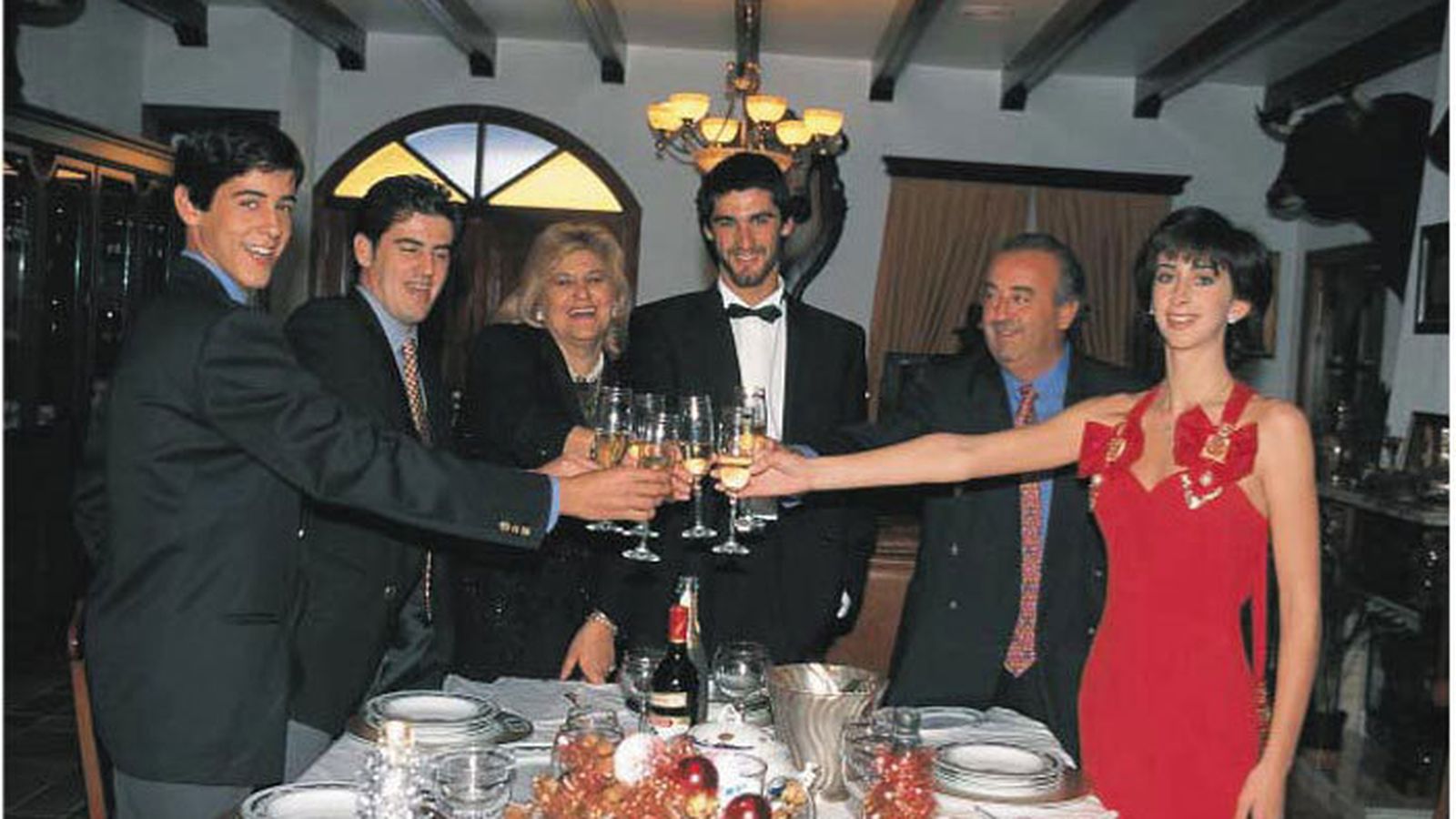 La familia Janeiro, en los años 90, brindando en su casa, Ambiciones.