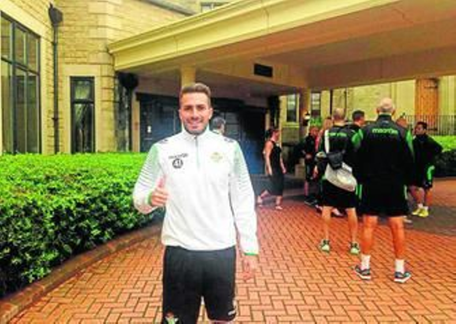 Xavi Torres posa a la llegada del equipo al hotel de concentración en Hexham.