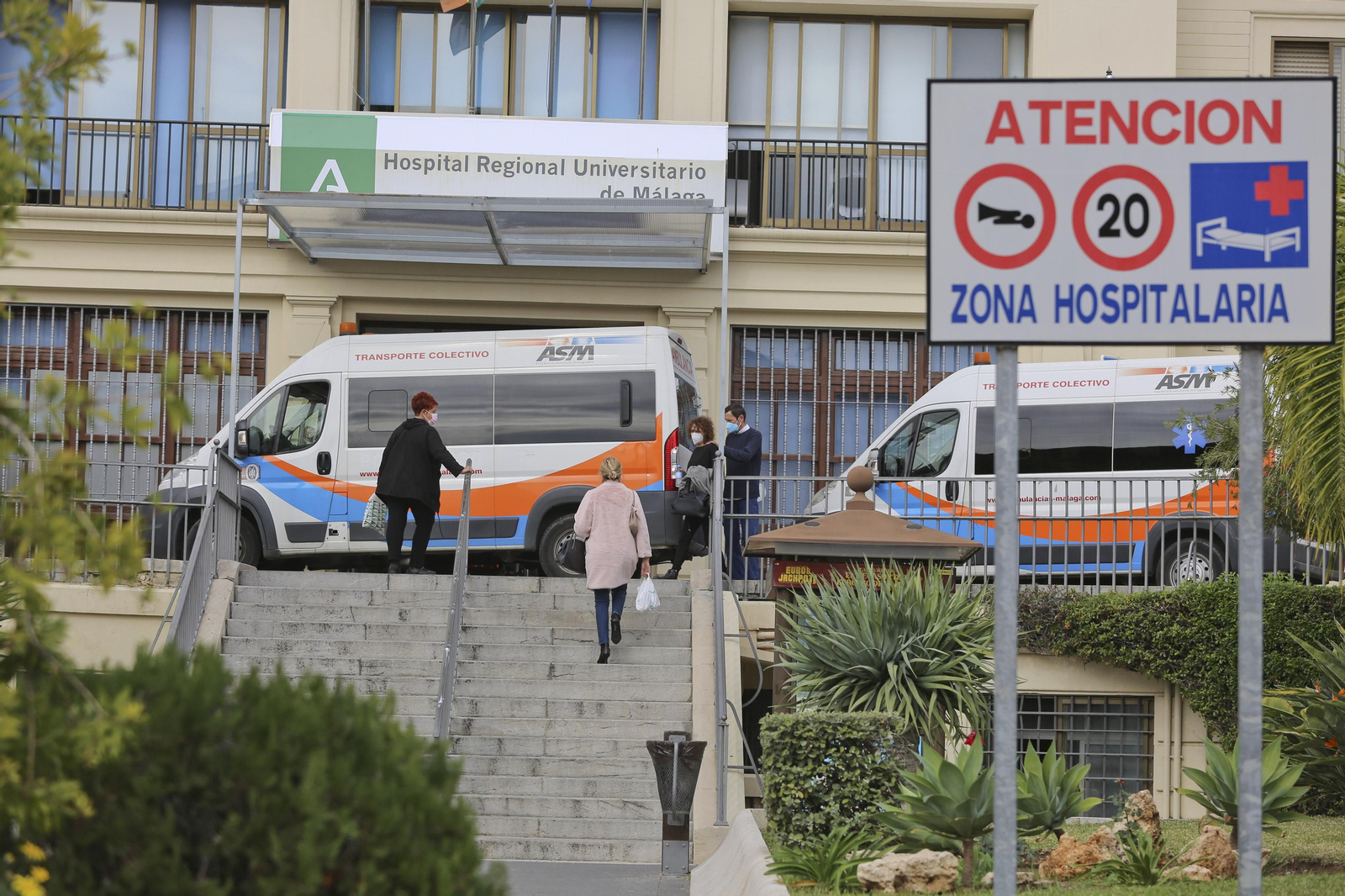 Ambulancias a la entrada del Hospital Regional.