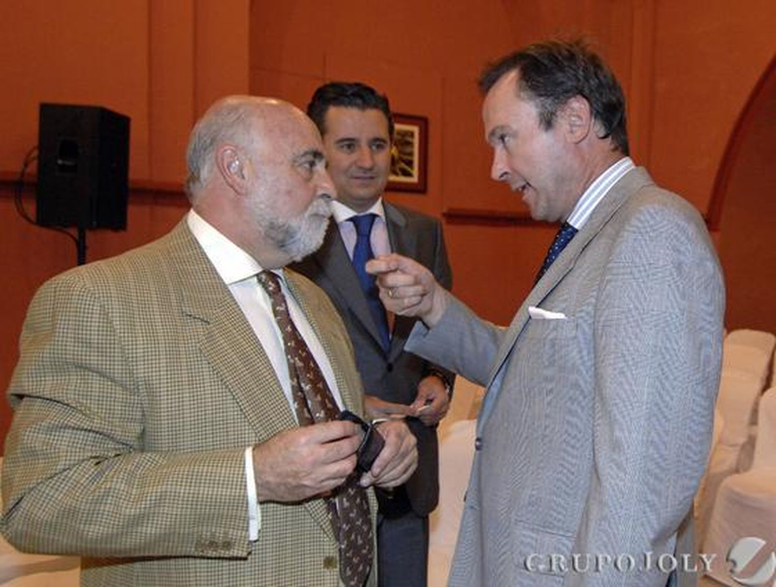 Antonio Carrillo, secretario general de la CEA, charla con Carlos Parias, presidente del jurado de los Premios, ante uno de los premiados, José María Cantarero, presidente de Laboratorios Bio-Dis.

Foto: Juan Carlos Vázquez y Manuel Gómez