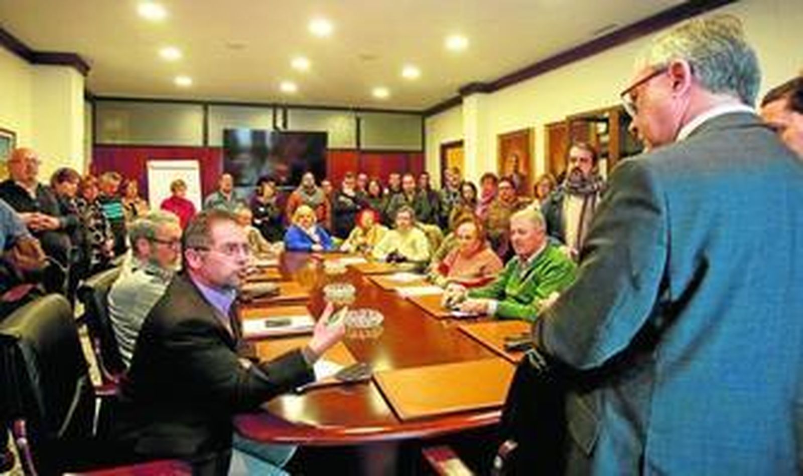 José Luis Molina (de espaldas) durante la reunión que mantuvo ayer con los representantes de las AAVV.