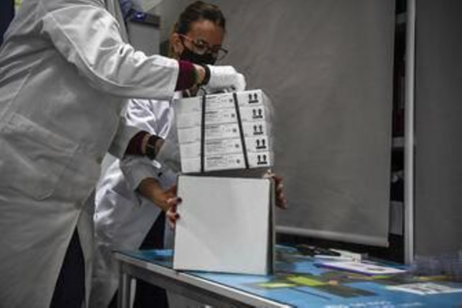 Fotos: Así ha sido la llegada de la mayor partida de vacunas a Granada  de Pfizer, AstraZeneca y Moderna