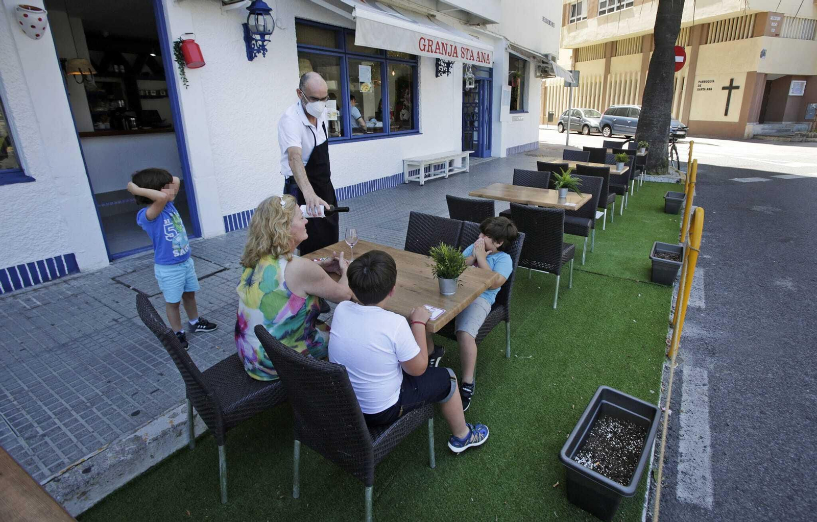 Una familia en la terraza de un bar de Cádiz.