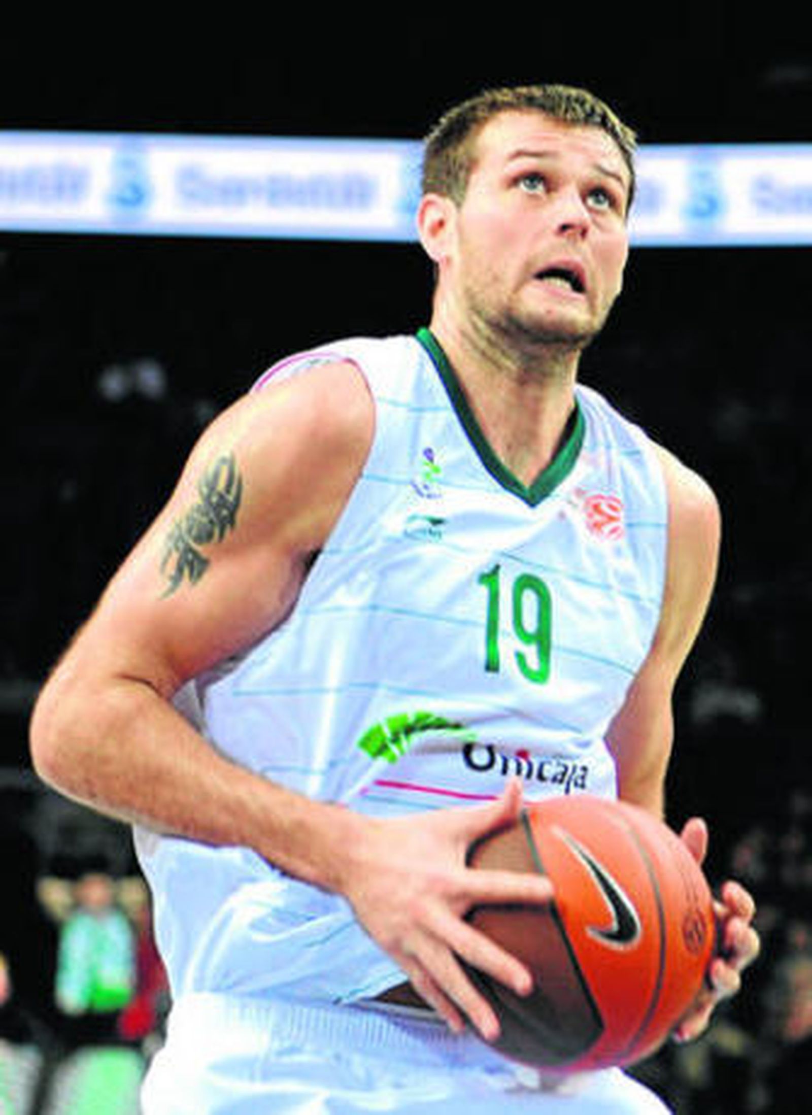 Joel Freeland se dispone a realizar un mate.