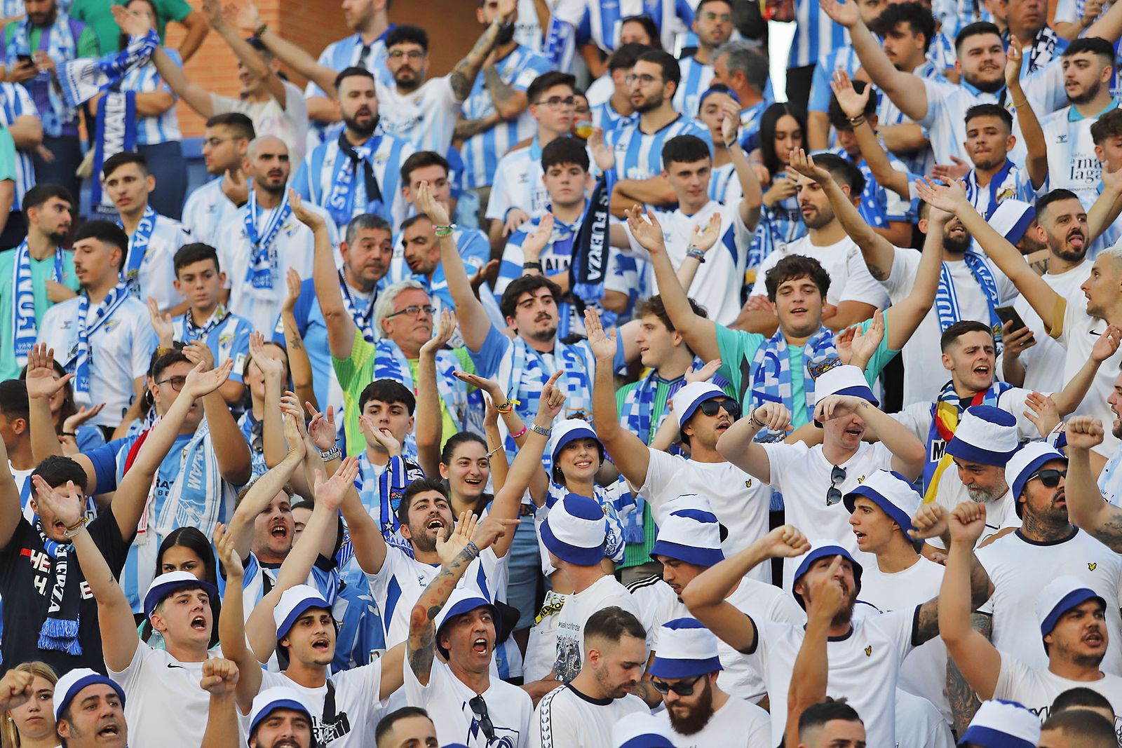 Ambiente en las gradas del Nuevo Colombino en el Recreativo de Huelva y Málaga