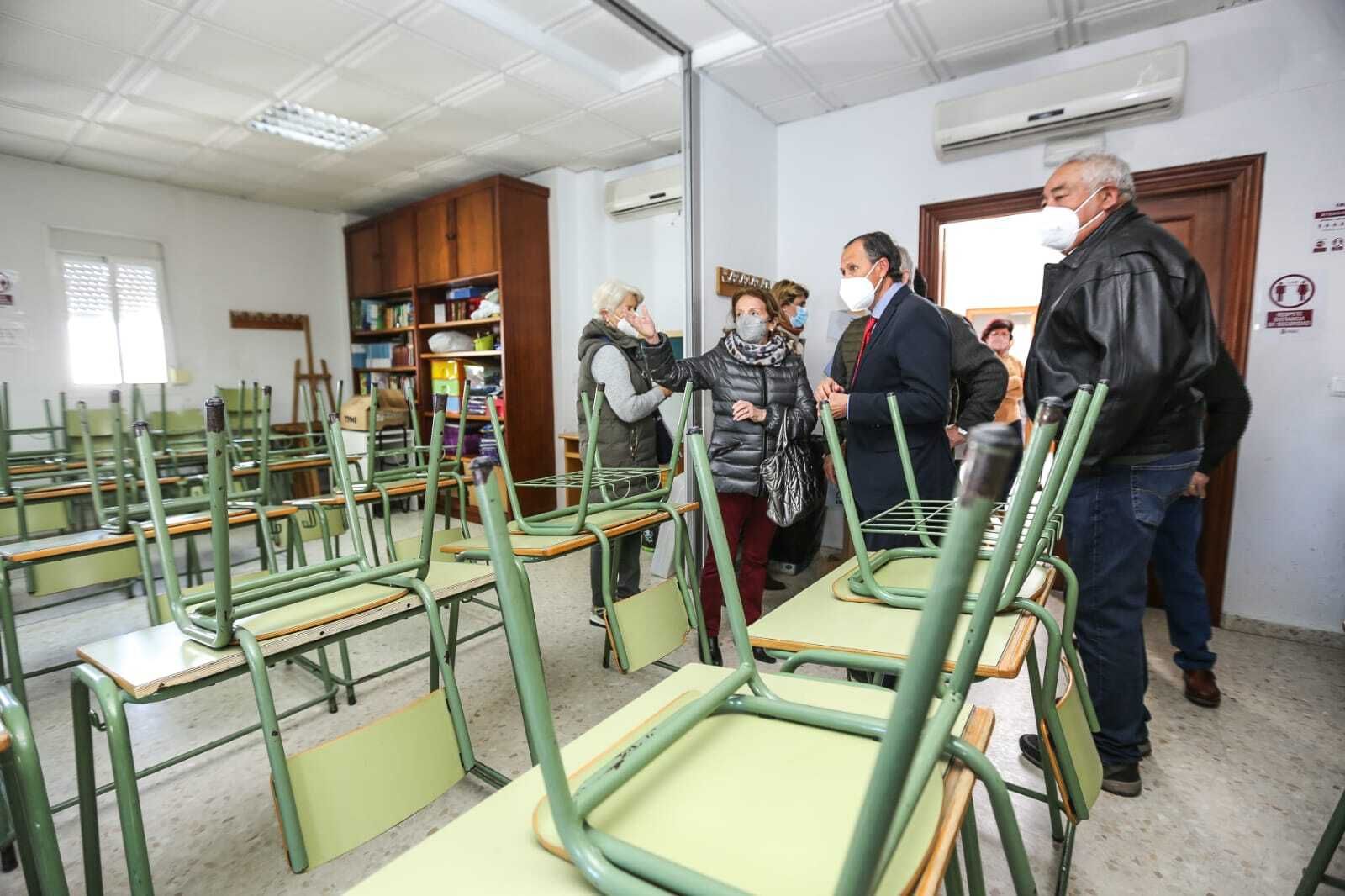 Reciente visita de los responsables municipales al centro de mayores Santa Ana.