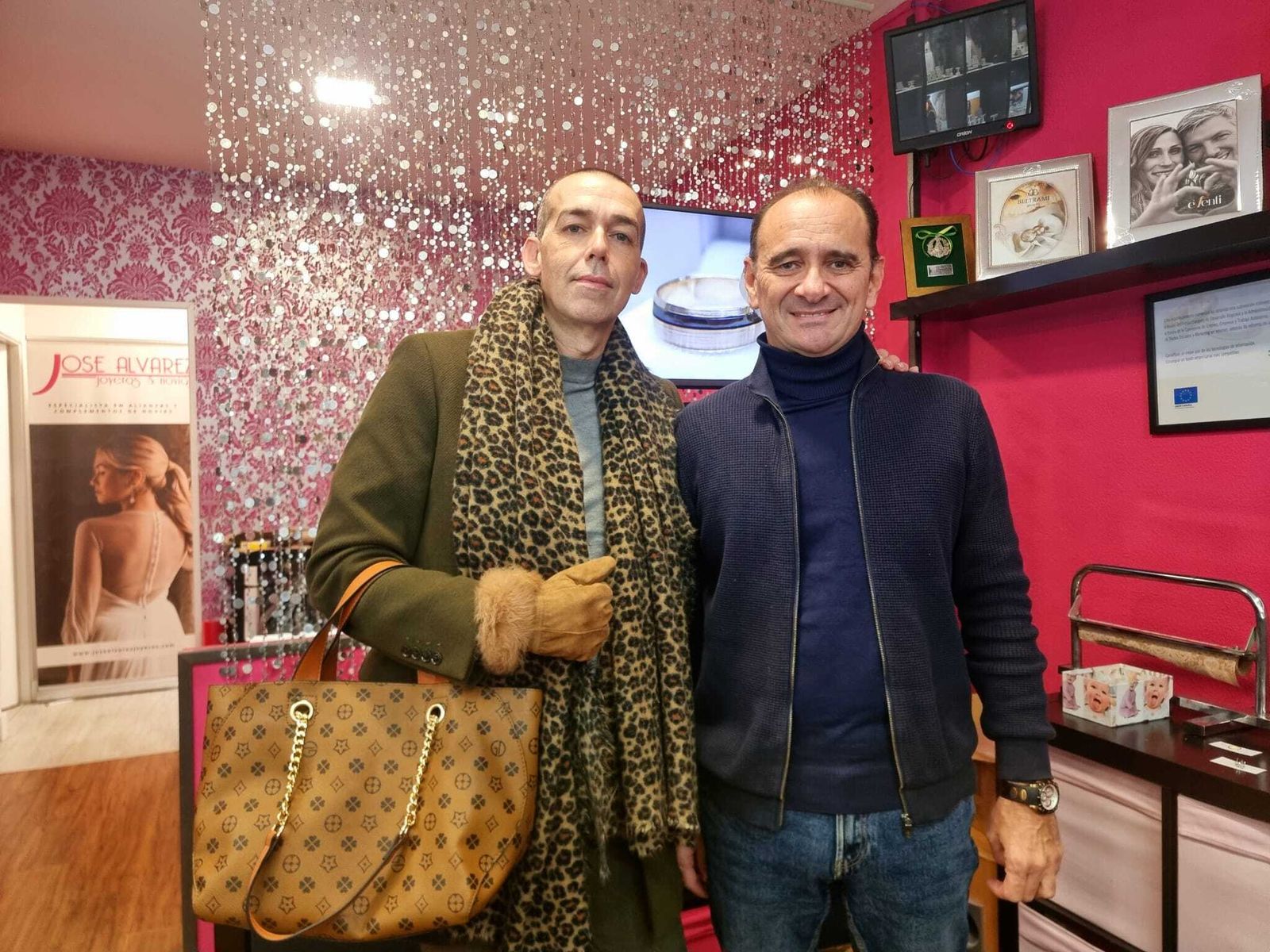 El concejal David Calleja, junto al portavoz de la Asociación de Comerciantes de Crevillet.