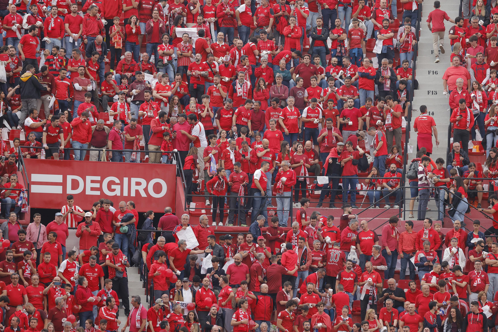 Búscate en las fotos del Sevilla-Juventus