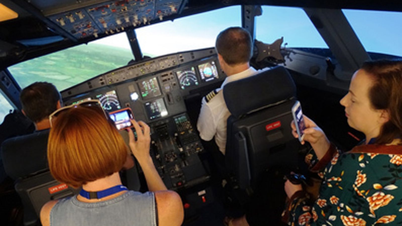 Los asistentes al evento disfrutaron de un vuelo en el nuevo simulador de A320.