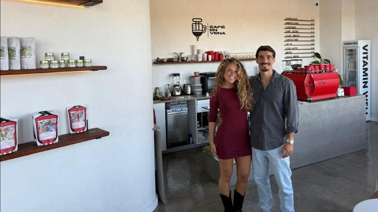 Roberto Sánchez del Valle y Alejandra en las instalaciones de Café en Vena
