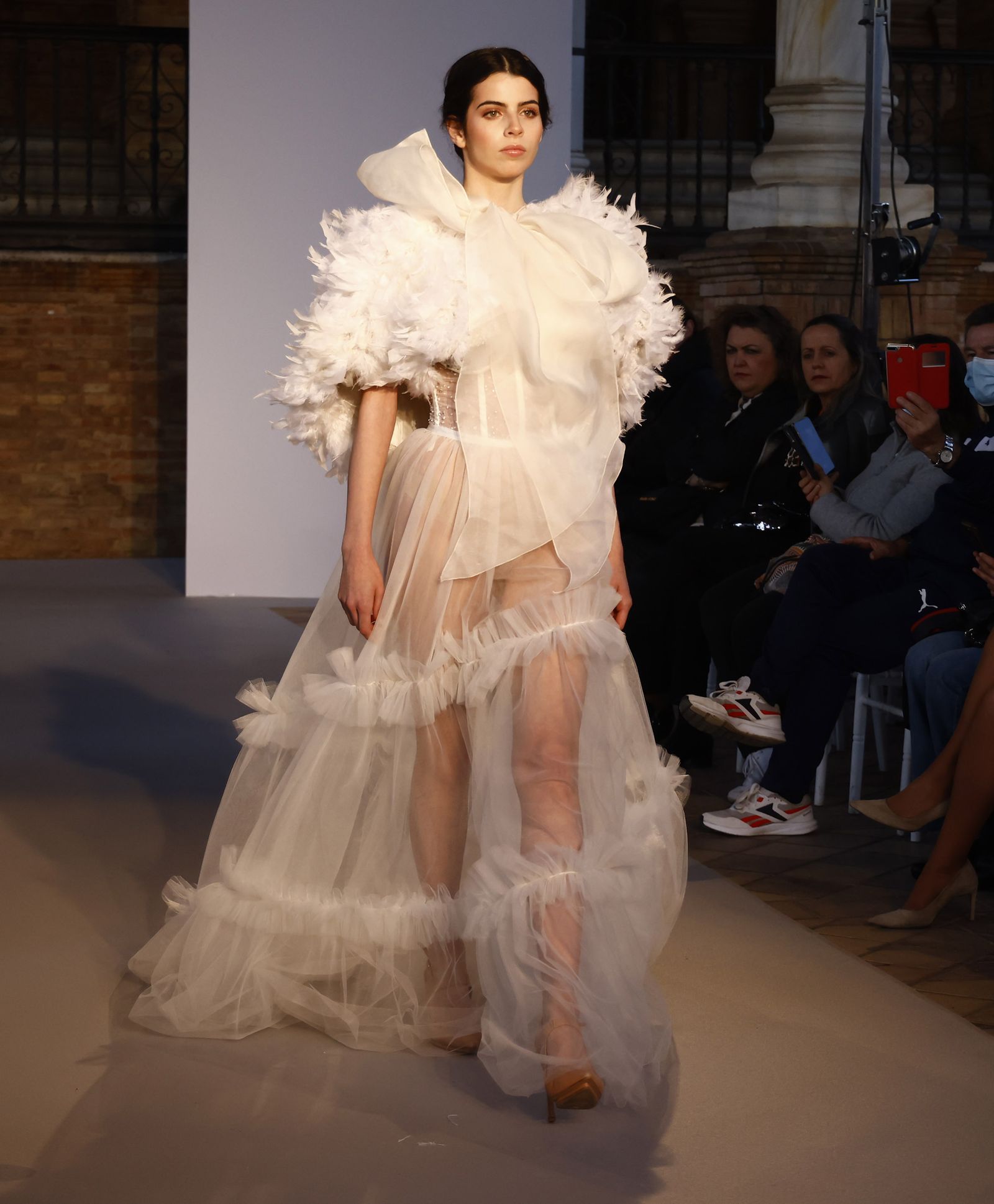 Las tendencias en vestidos de novia e invitada de la pasarela SIQ, en fotos