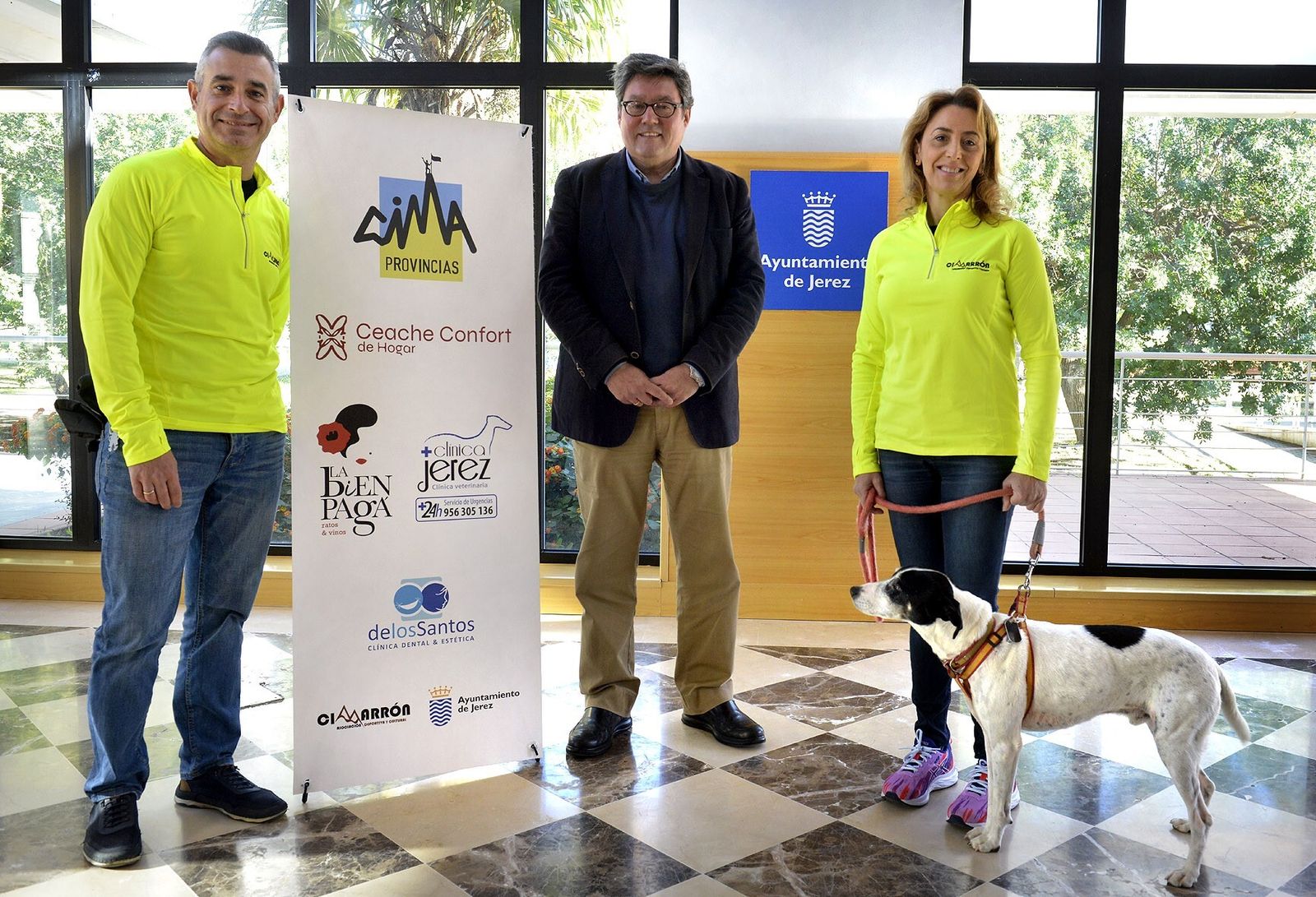 Aparicio junto a los montañeros jerezanos José Manuel Rosa y Chary Jimena.