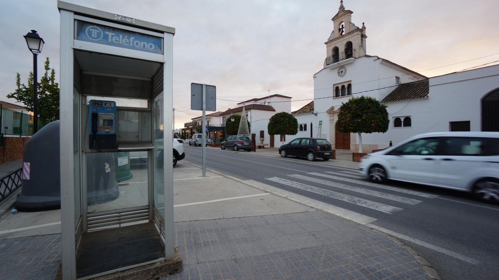 Cabina de teléfonos en la avenida principal de La Guijarrosa.