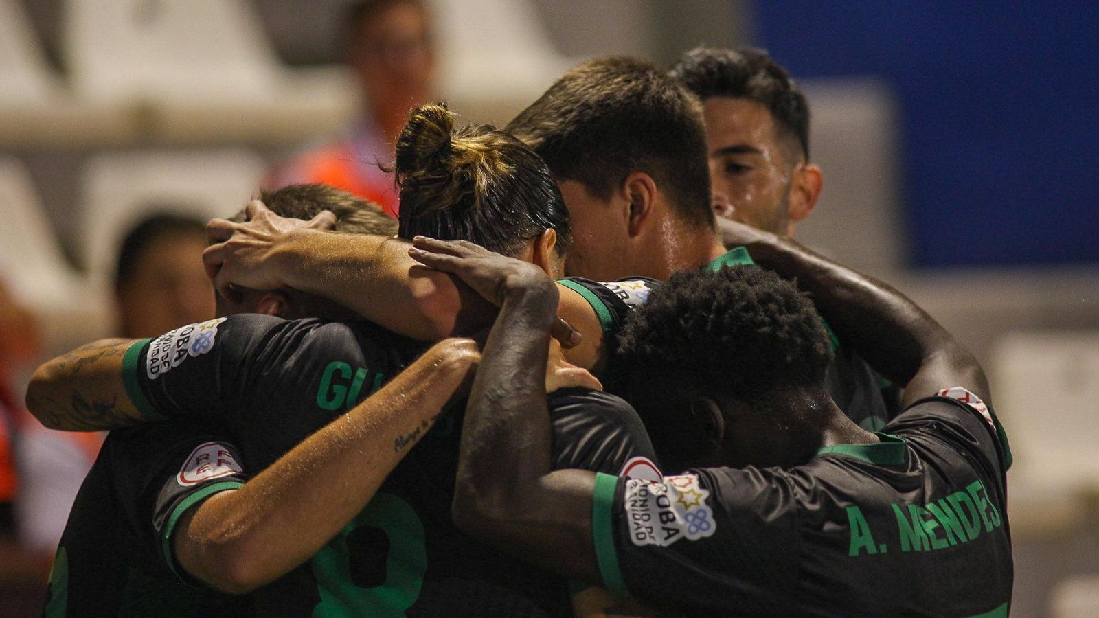 Los jugadores del Córdoba CF celebran el gol de Diarra en Alcoy.