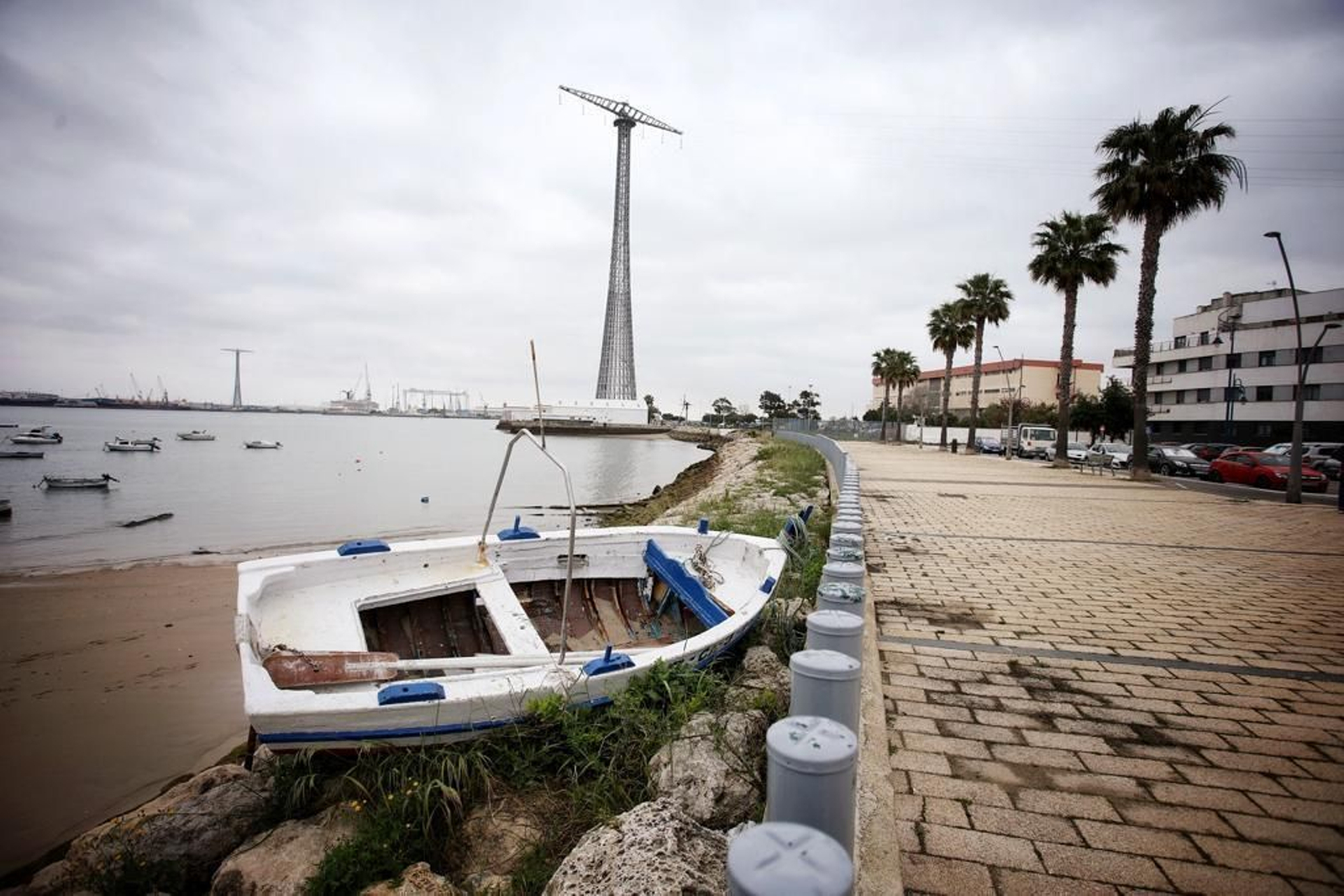 Tranquilidad absoluta en el paseo marítimo de Puntales, con las barquillas fondeadas en la Bahía.