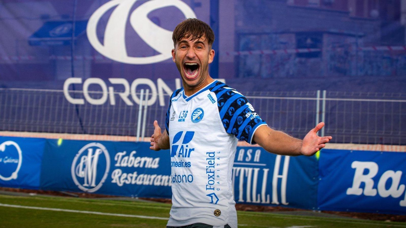 Yago Gandoy celebra el gol que le dio la victoria al XDFC en Linares.