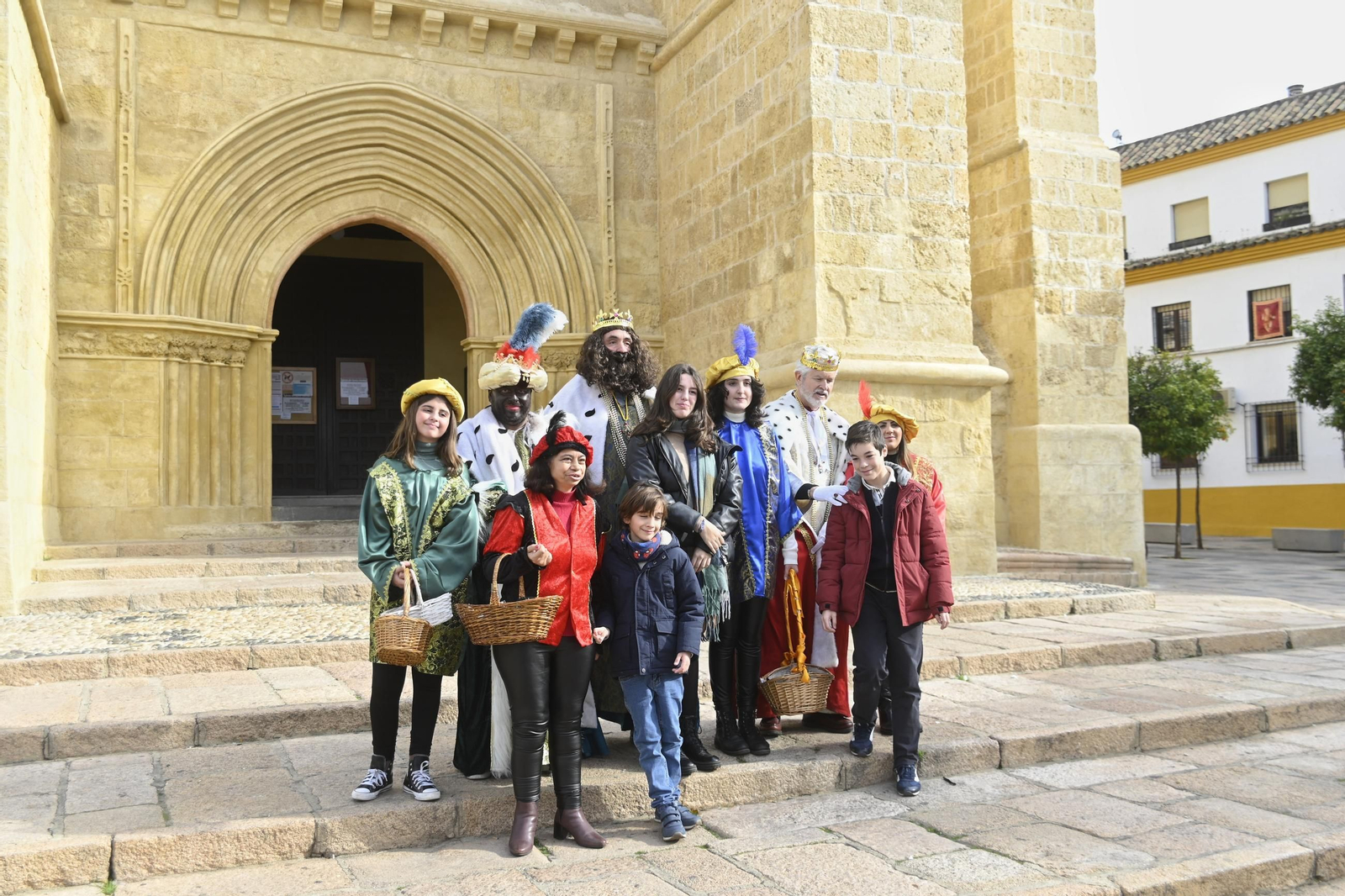 Los Reyes Magos pasean por Córdoba en coche de caballos, en imágenes