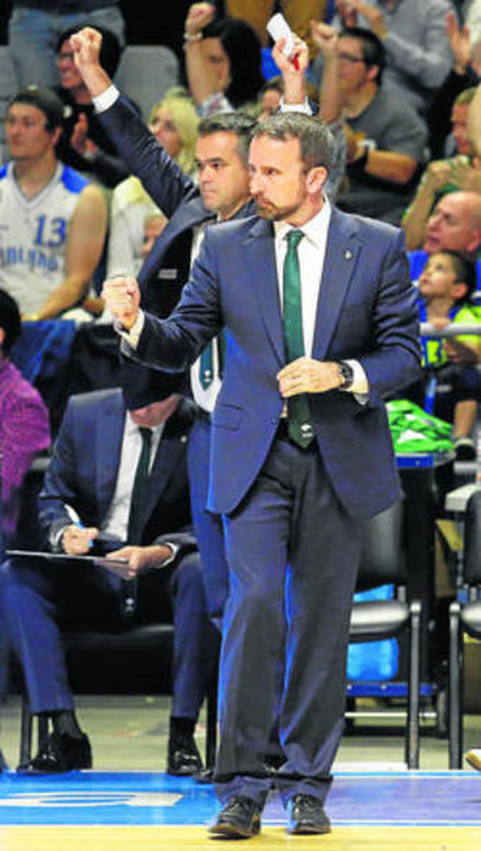 Joan Plaza celebra una canasta de su equipo.