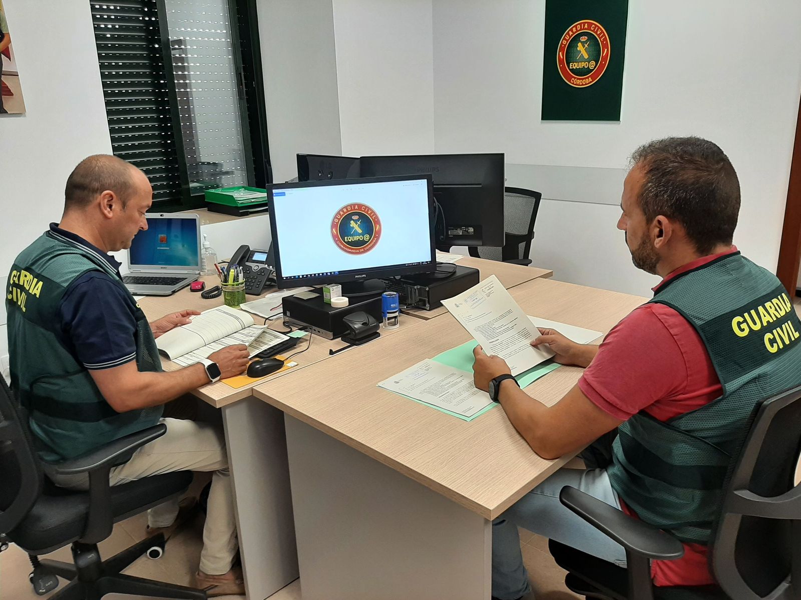 Dos agentes del Equipo @ de la Guardia Civil de Córdoba.