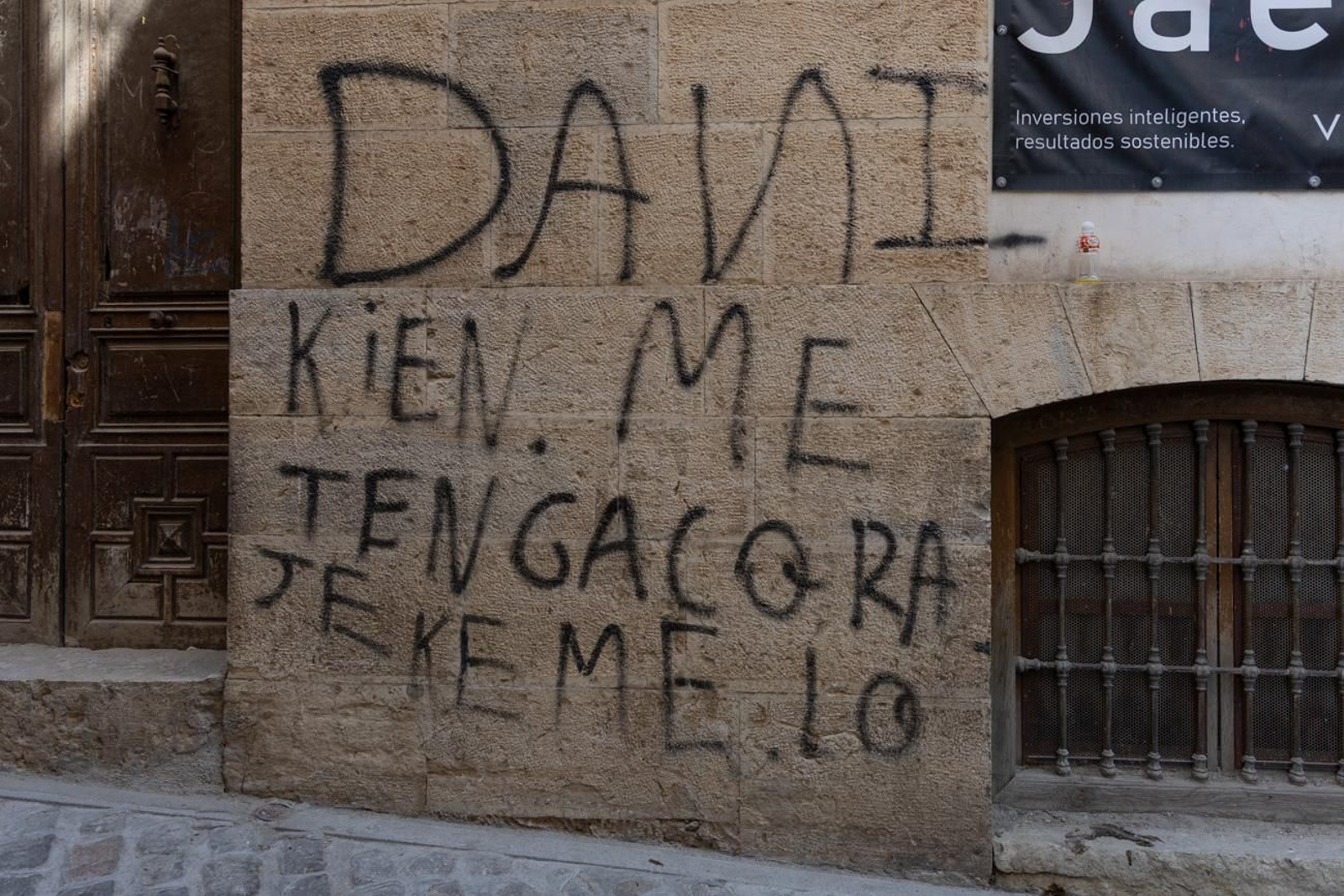 Suciedad y hierbajos toman el entorno de la Catedral de Jaén