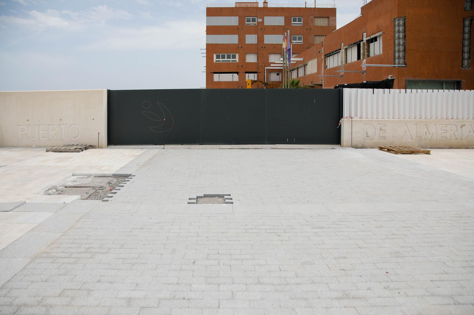 Las imágenes del derribo de la valla del Puerto, entrada de Muelle de Levante y Ribera I de Almería