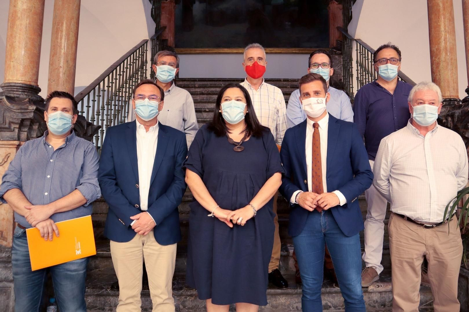 Los participantes en la firma del convenio entre el Iprodeco y los GDR.