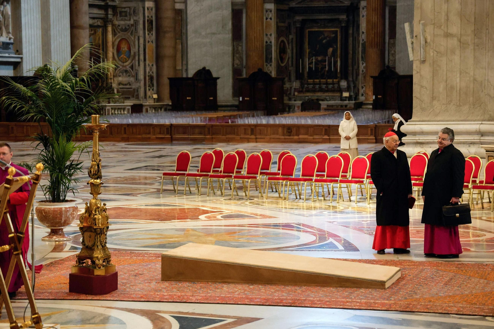 Las imágenes del traslado del féretro del papa Francisco a la Basílica de San Pedro en el Vaticano