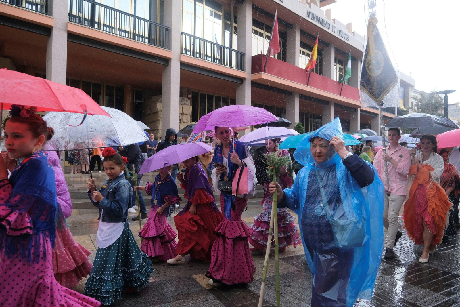 La salida bajo la lluvia de la Hermandad del Rocío de Córdoba, en imágenes