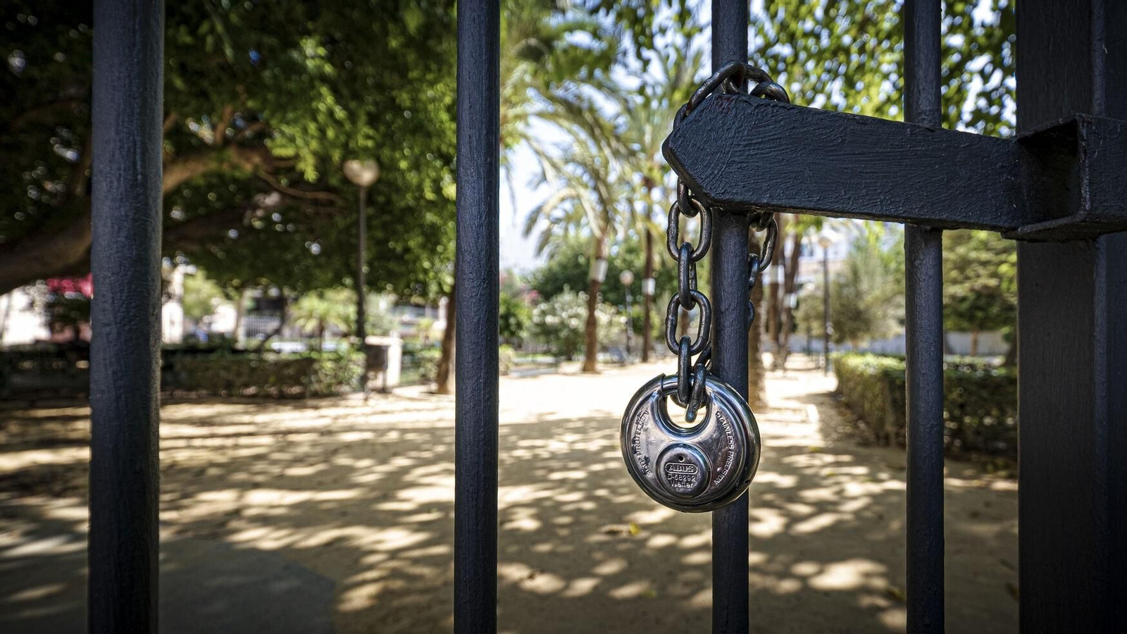 El candado en la verja del parque del chalé de Varela.