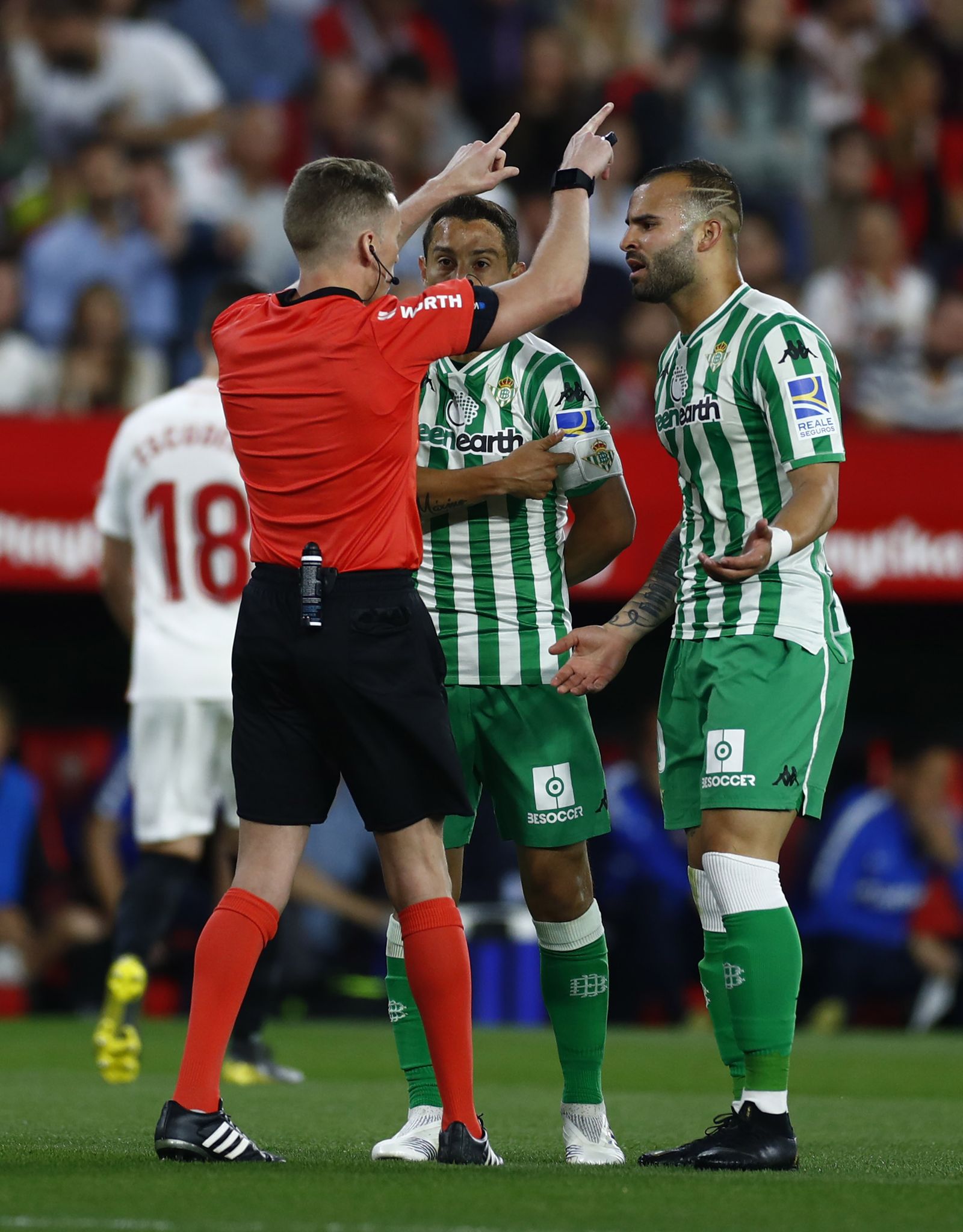 Jese, tras ver la amarilla por protestar, ante Hernández Hernández.