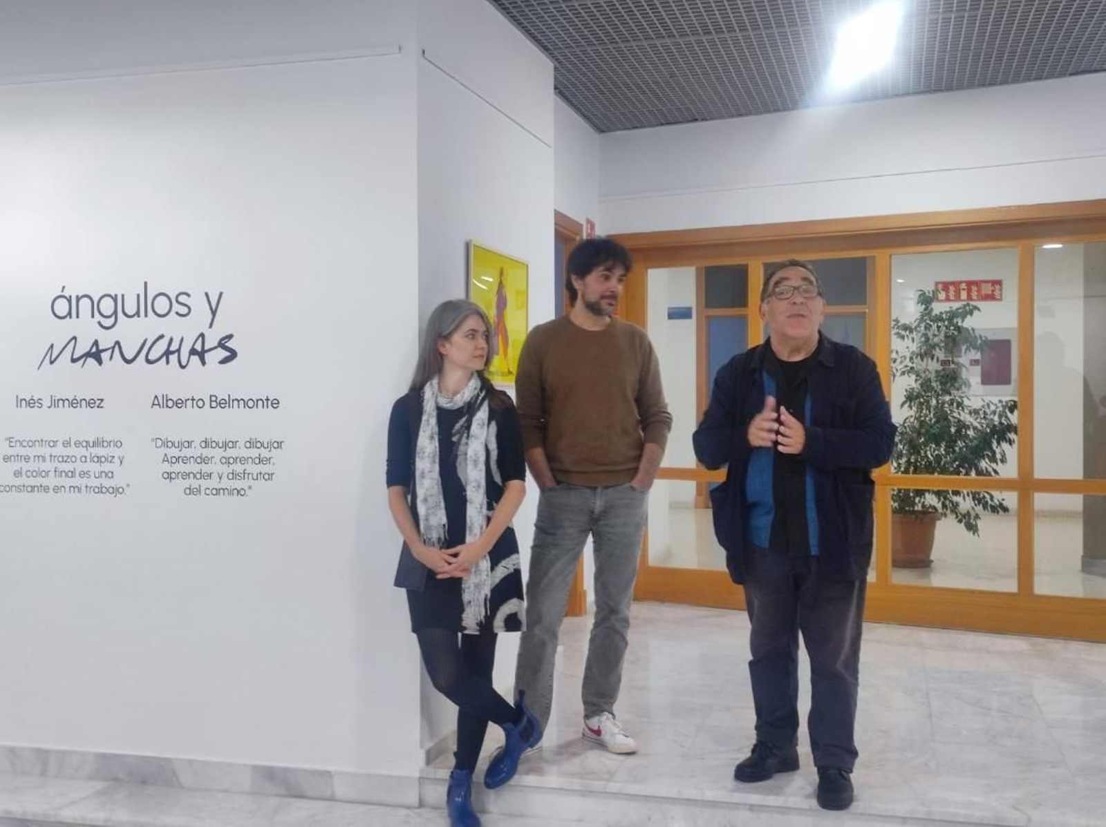 Los artistas Inés Jiménez y Alberto Belmonte con el comisario de la exposición,  Bruto Pomeroy, durante la inauguración de ‘Angulos y Manchas’ en la sala de exposiciones del Campus de Jerez.