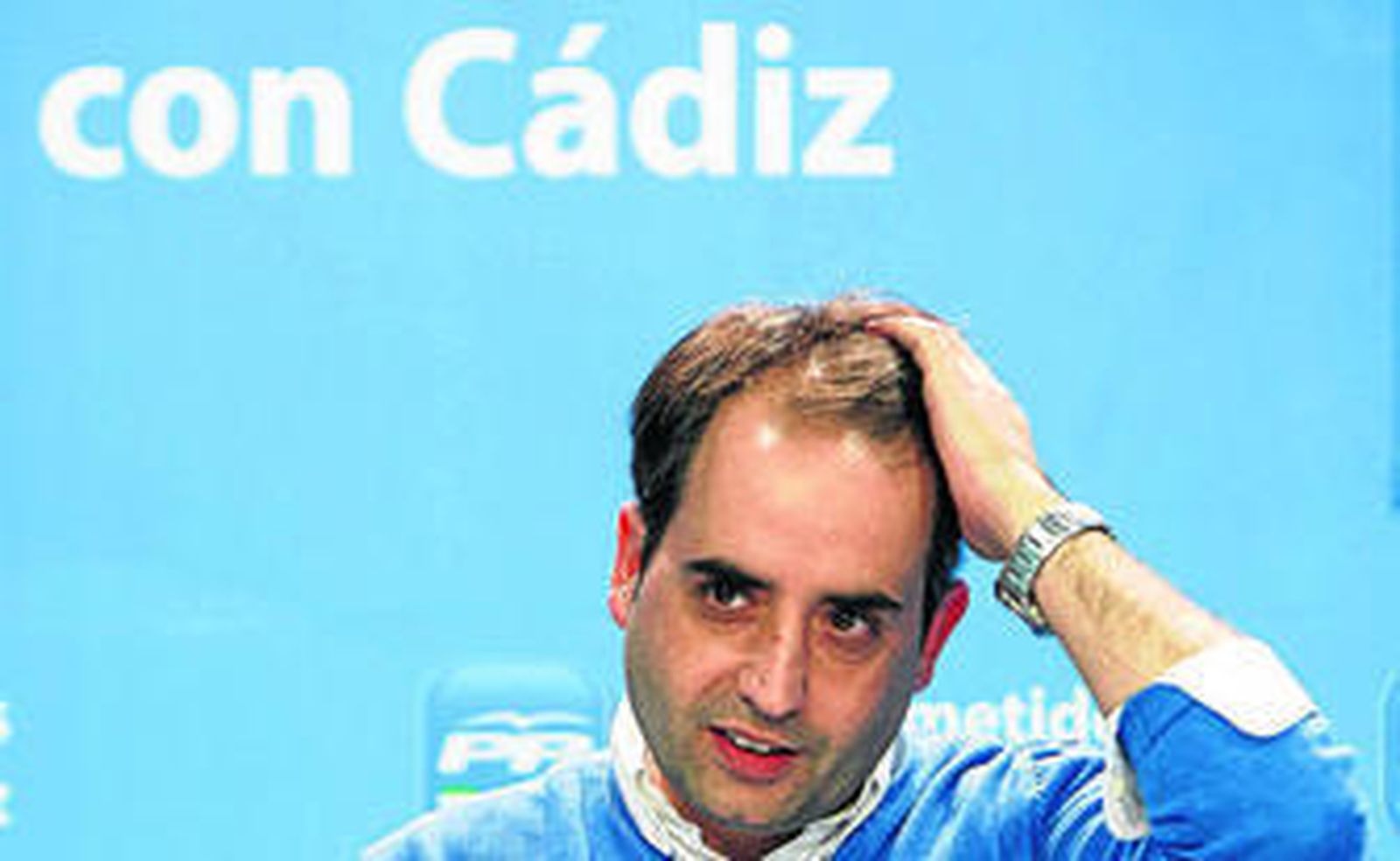 El secretario provincial del PP, Antonio Saldaña, se mesa el cabello en la rueda de prensa del domingo.