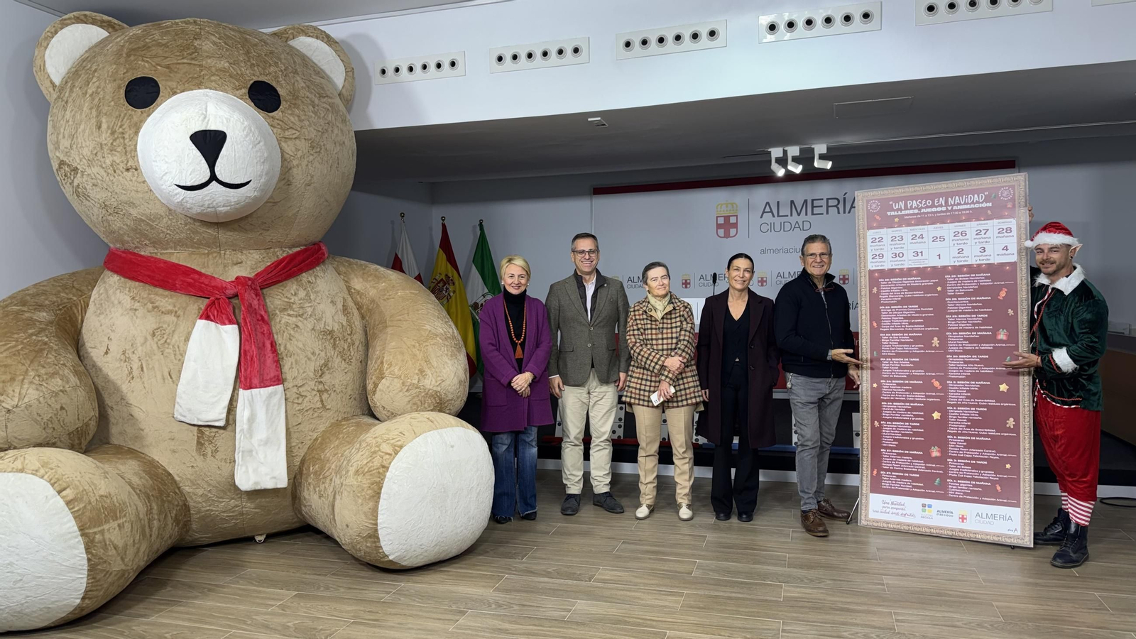 Un oso gigante ha decorado la rueda de prensa de concejales y comerciantes.