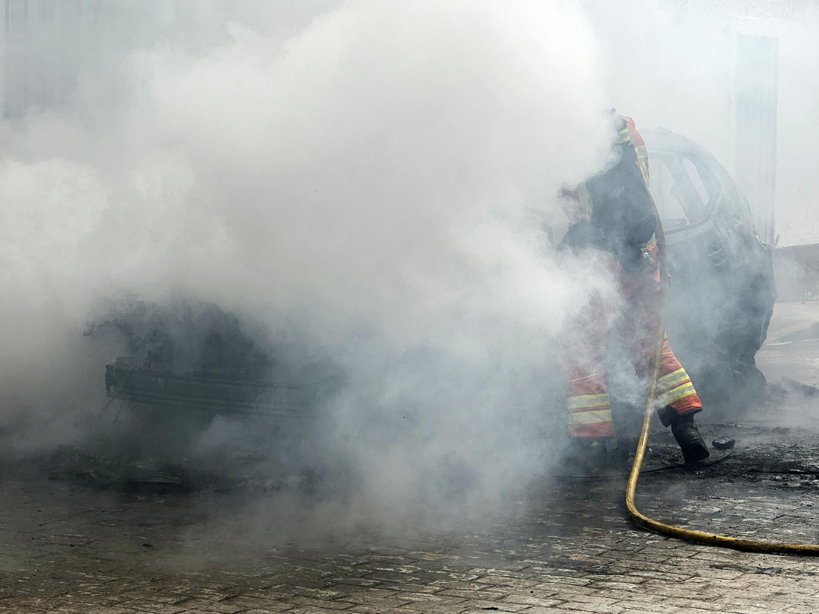 Alarma vecinal en Cartaya por el incendio de un coche: así han sofocado las llamas Policía Local, Guardia Civil y Bomberos