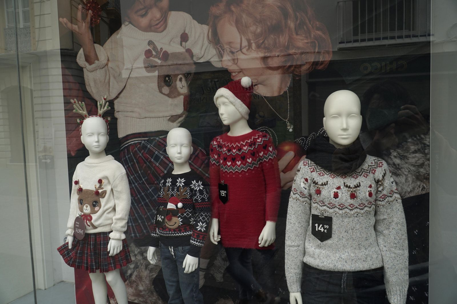 Adornos navideños en los escaparates