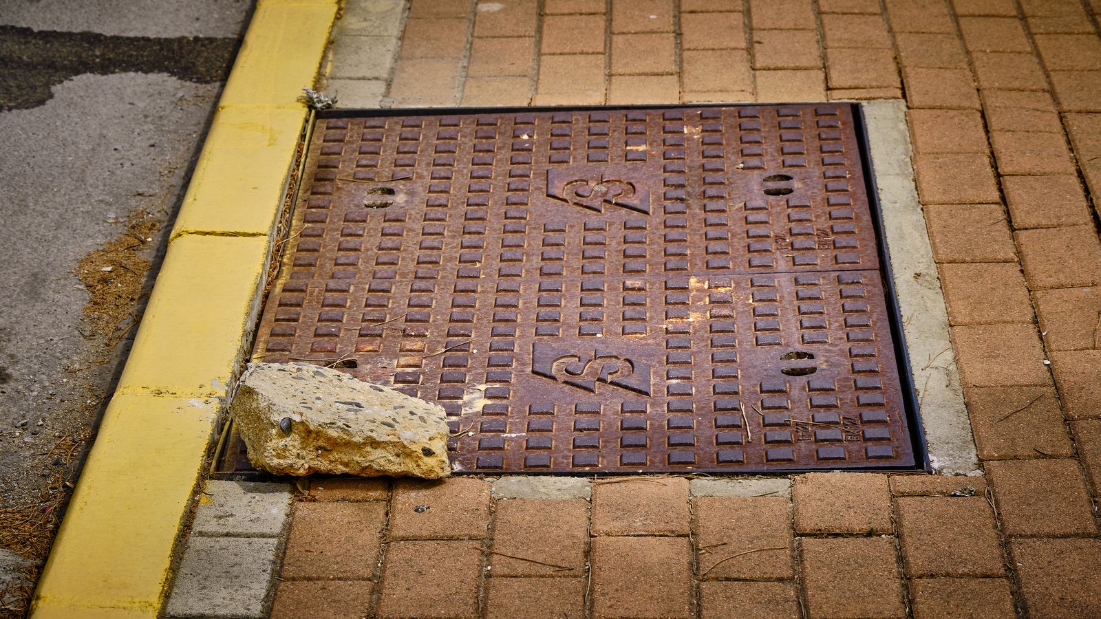 Pavimento en mal estado, susceptible de provocar tropiezos, caidas y accidentes.