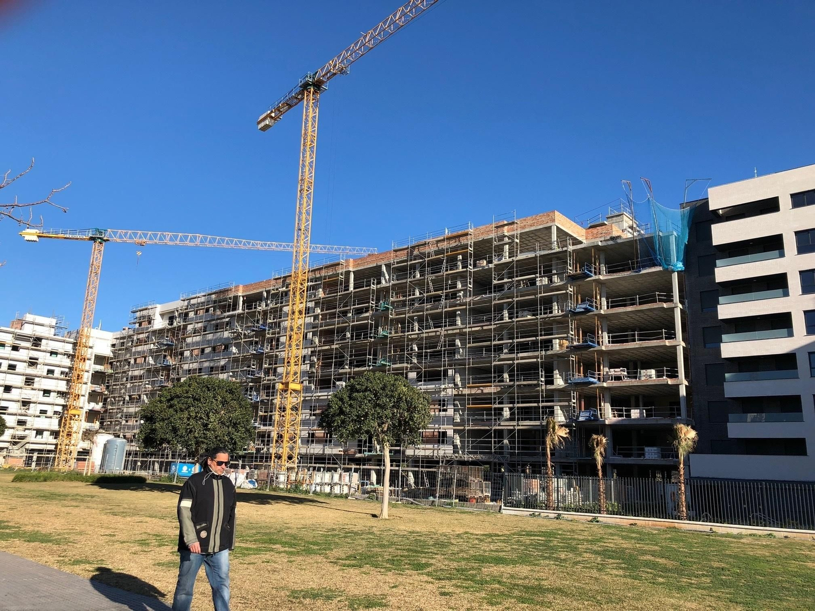 Un hombre pasa junto a la construcción de dos nuevas promociones en la capital.