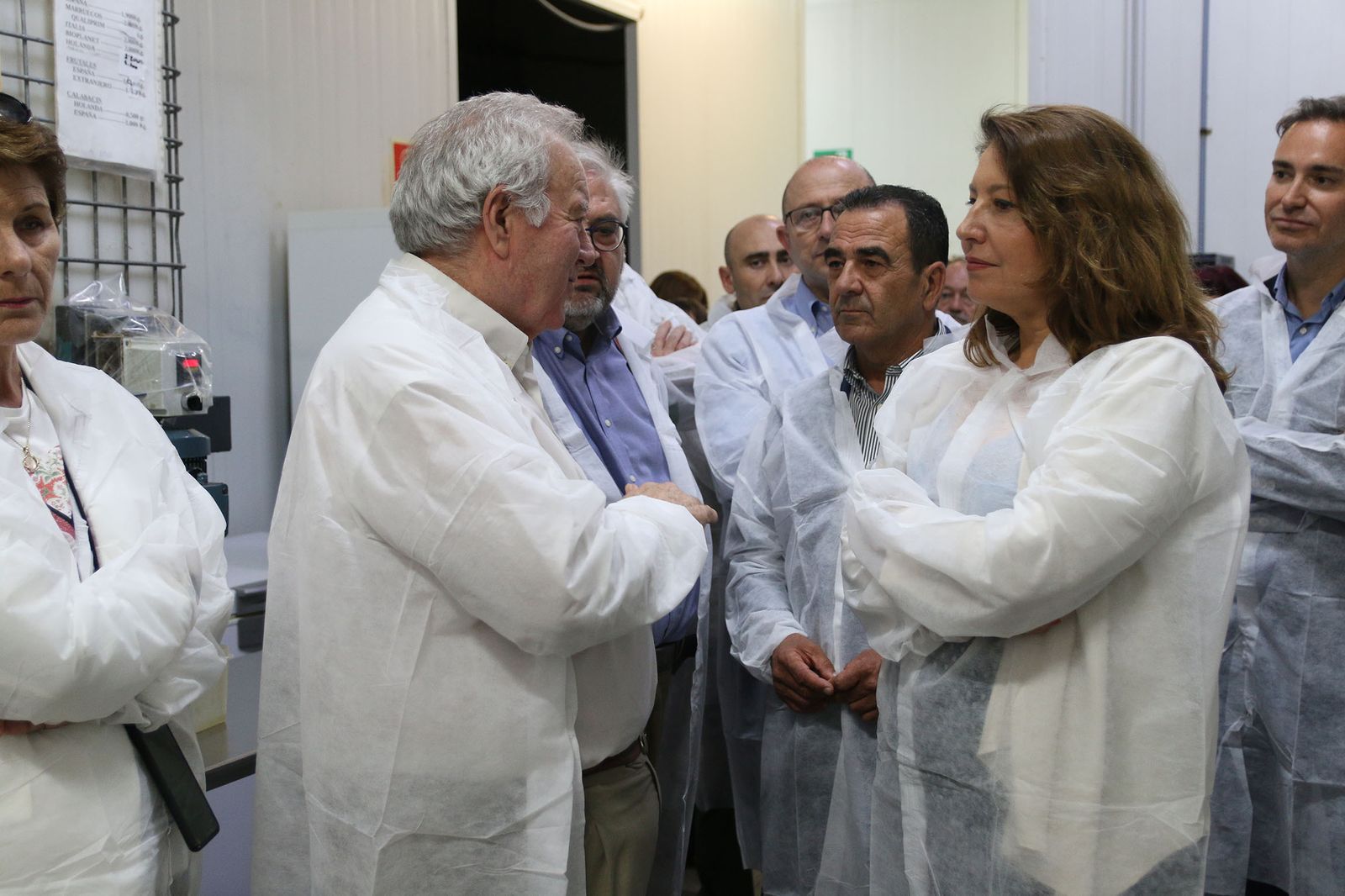 La consejera junto con el director gerente de Agrobío, José Antonio Santorromán, y el alcalde de La Mojonera, José Miguel Hernández.