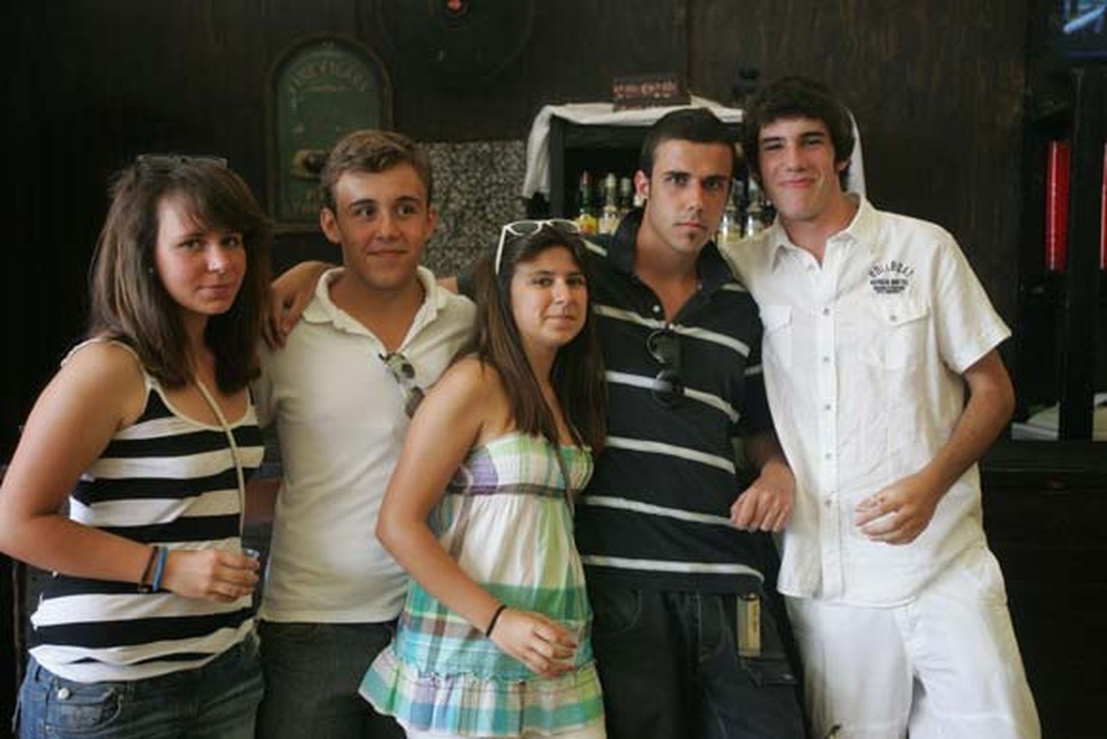 Cinco jóvenes disfrutan del ambiente del domingo de feria.

Foto: Jose Maria Quiñones