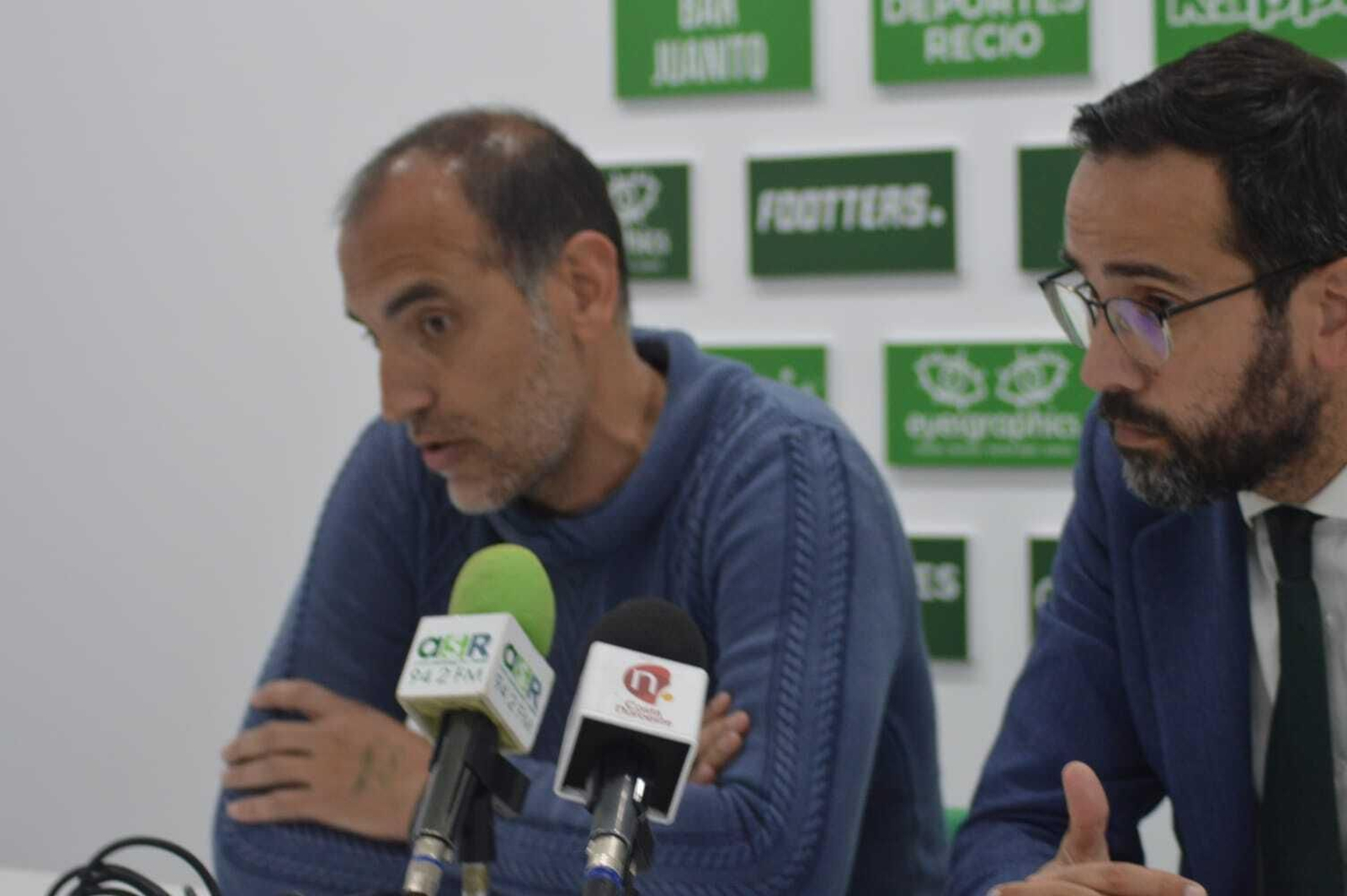 Romerito, en su presentación como entrenador del Sanluqueño junto al presidente del Atleti, Miguel Ángel González. Romerito, en su presentación como entrenador del Sanluqueño junto al presidente del Atleti, Miguel Ángel González.