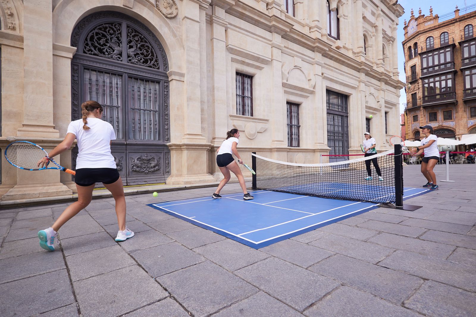 Las fotos de la Copa Billie Jean King con el alcalde jugando al tenis