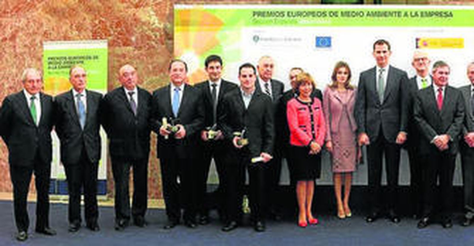 Los Príncipes, con los premiados y representantes de Entorno.