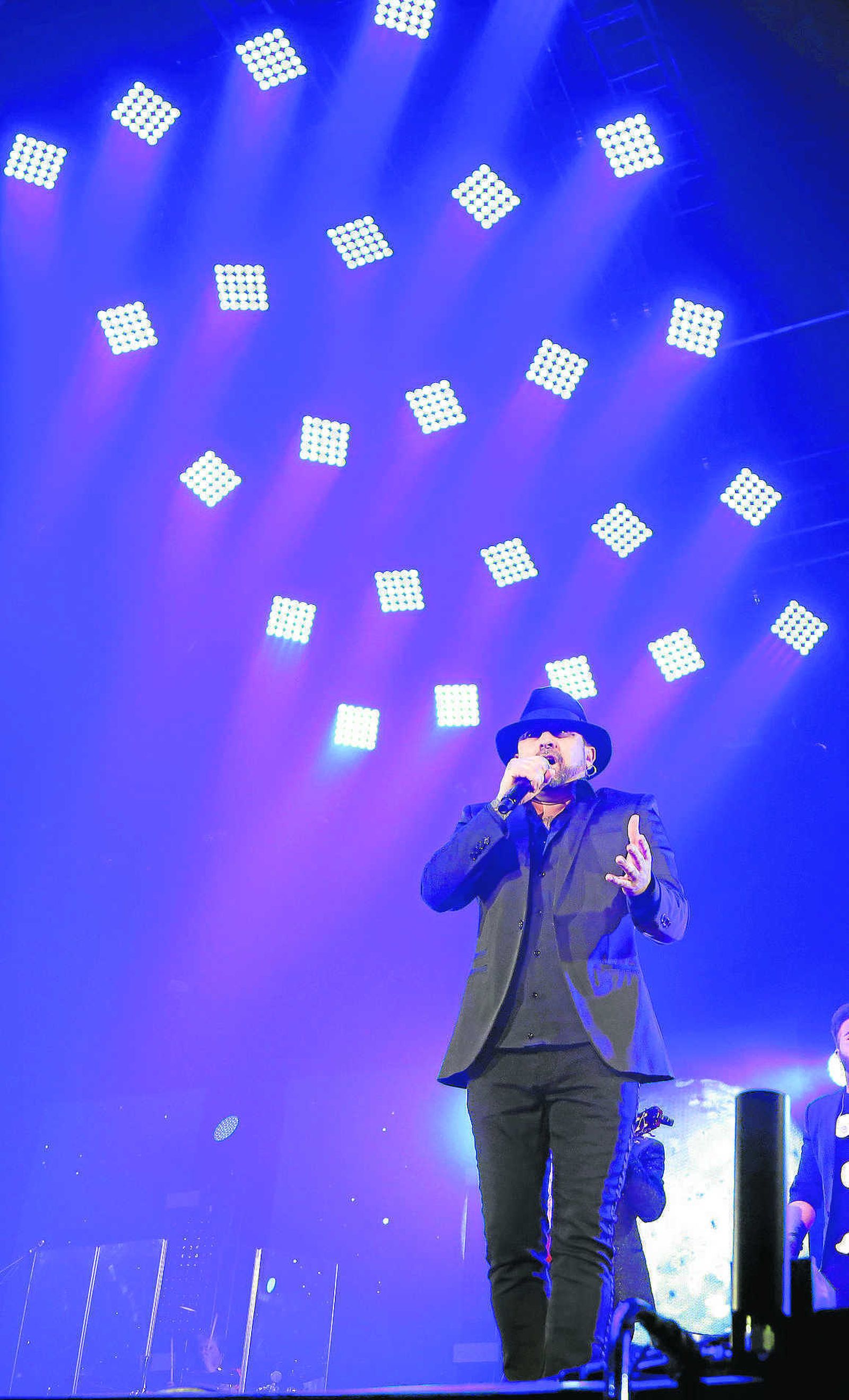 Dos momentos de la actuación de El Barrio, el pasado viernes en el Palacio de Deportes.