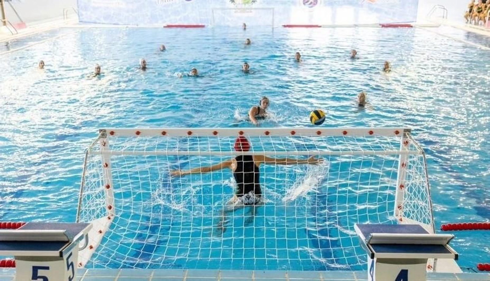 Un penalti durante el partido disputado en Elche.