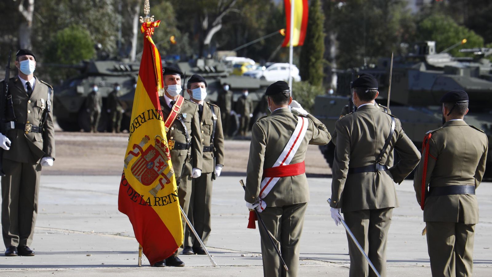 El general jefe de la Brigada, Ignacio Olazábal, saluda a la bandera.