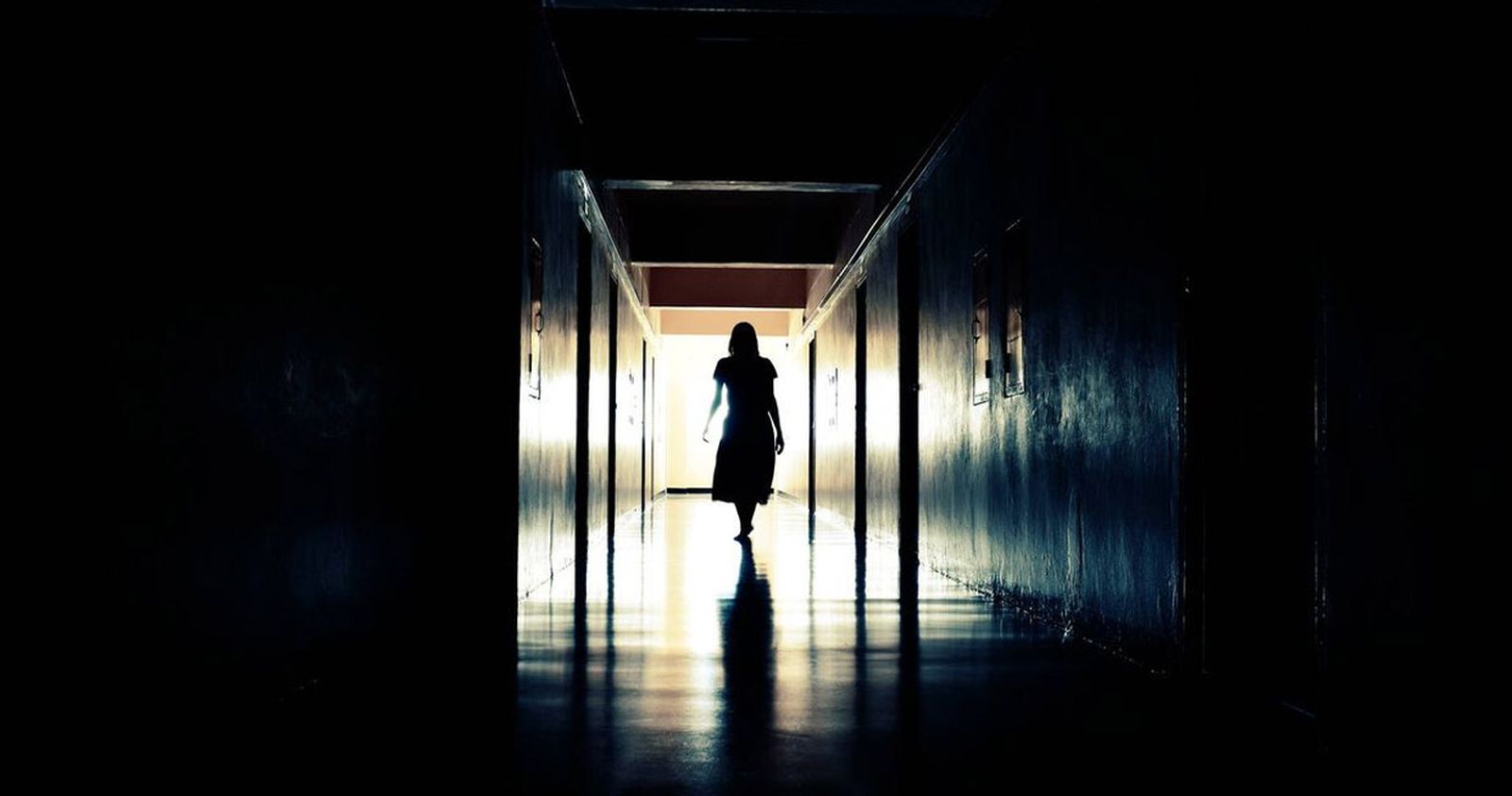 Un fantasma captado en un pasillo.