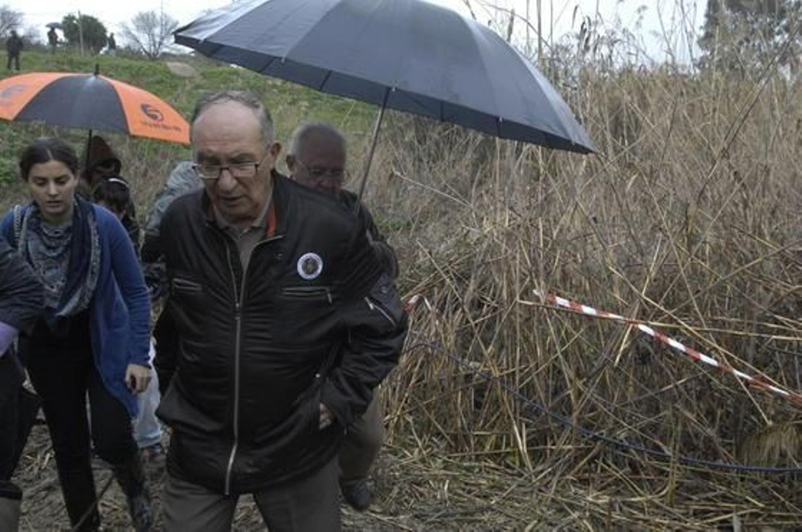 El abuelo de Marta camina seguido de varios voluntarios.

Foto: Manuel Gómez