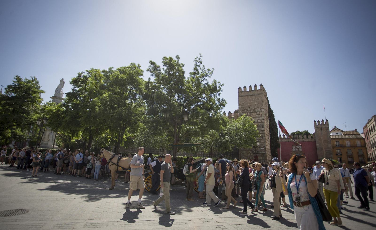 Colas a la entrada del Alcázar